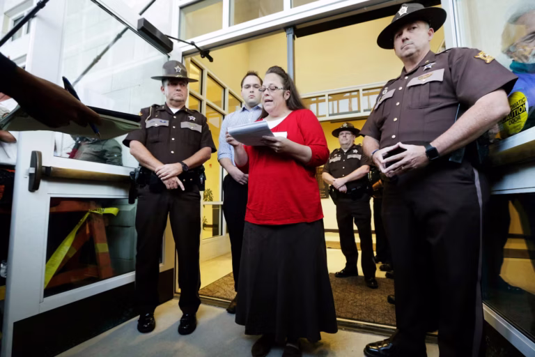 kim-davis-02-gty-jef-250808_1754667172703_hpEmbed_3x2
